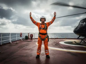 Quelles sont les qualifications requises pour un officier chargé de l'atterrissage sur héliport ?